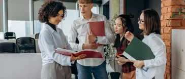 Ilustrasi profesional menyambut karyawan baru dalam program onboarding di kantor