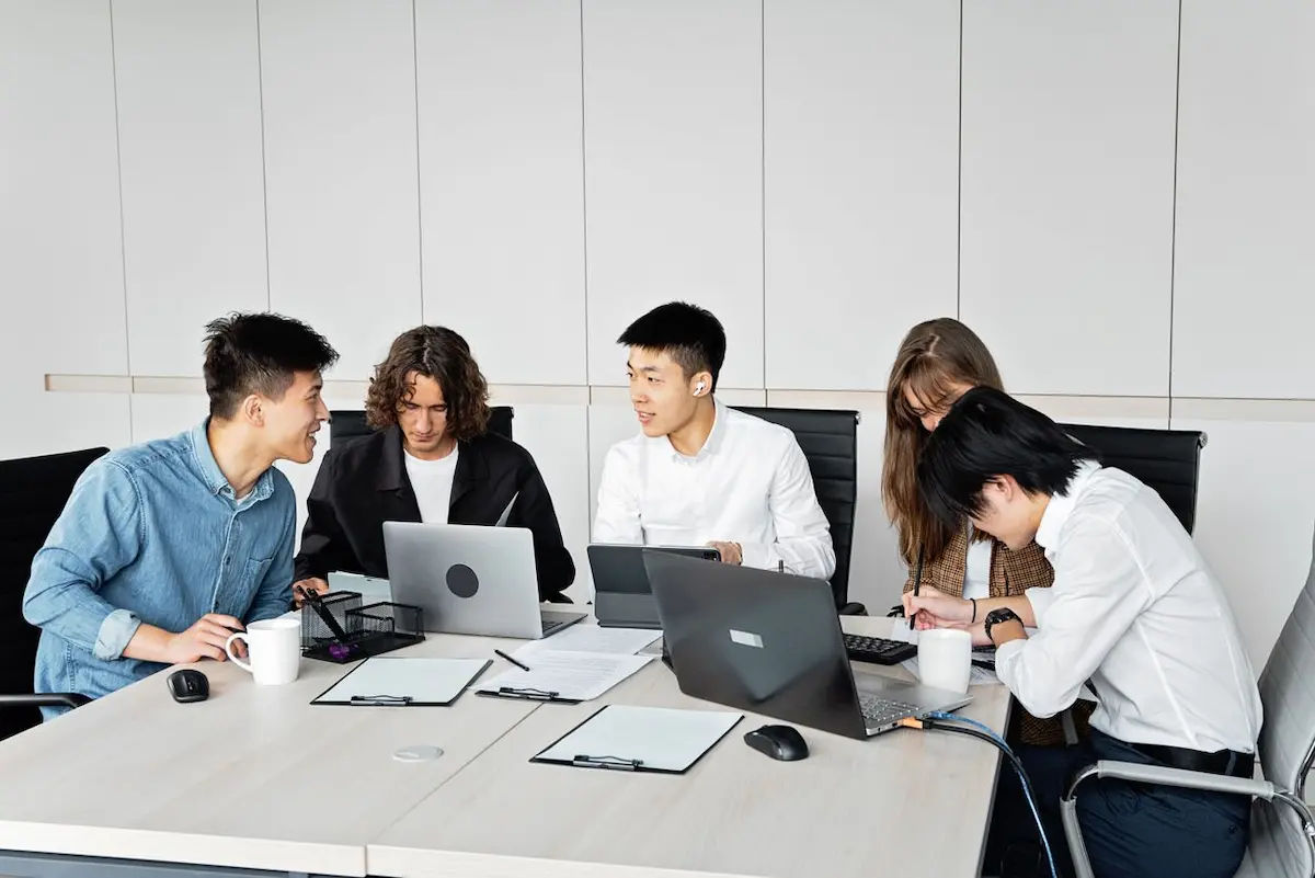 Diskusi produktivitas kerja gen z menggunakan teknologi digital di kantor