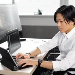 Gen Z bekerja di kantor modern dengan pendekatan produktivitas kerja gen z yang seimbang