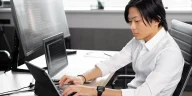 Gen Z bekerja di kantor modern dengan pendekatan produktivitas kerja gen z yang seimbang