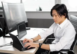 Gen Z bekerja di kantor modern dengan pendekatan produktivitas kerja gen z yang seimbang