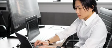 Gen Z bekerja di kantor modern dengan pendekatan produktivitas kerja gen z yang seimbang