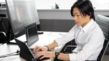 Gen Z bekerja di kantor modern dengan pendekatan produktivitas kerja gen z yang seimbang