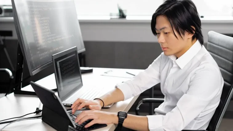 Gen Z bekerja di kantor modern dengan pendekatan produktivitas kerja gen z yang seimbang