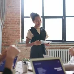 Ilustrasi public speaking gen z dalam memimpin rapat kantor tanpa grogi