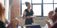 Ilustrasi public speaking gen z dalam memimpin rapat kantor tanpa grogi