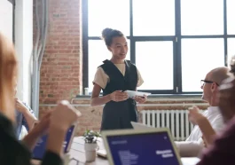 Ilustrasi public speaking gen z dalam memimpin rapat kantor tanpa grogi