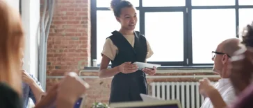 Ilustrasi public speaking gen z dalam memimpin rapat kantor tanpa grogi