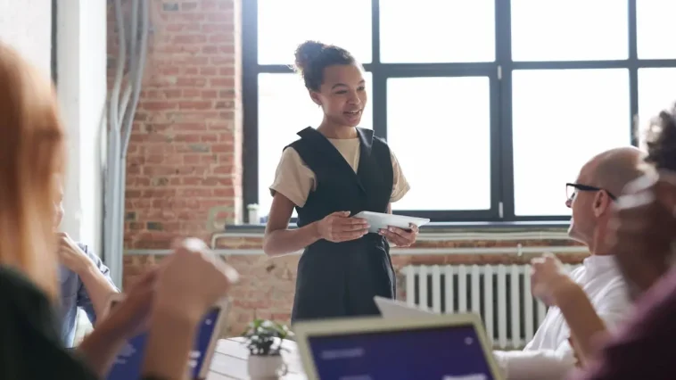 Ilustrasi public speaking gen z dalam memimpin rapat kantor tanpa grogi