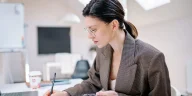 Ilustrasi pekerja muda menyeimbangkan batasan karier lewat konsep quiet quitting vs quiet ambition