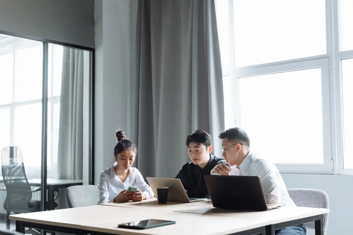Seseorang memeriksa agenda sebelum menghadiri rapat tidak efektif di kantor