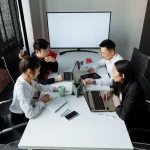 Ilustrasi profesional mengatasi rapat tidak efektif di ruang kantor modern