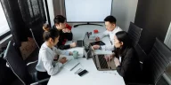 Ilustrasi profesional mengatasi rapat tidak efektif di ruang kantor modern