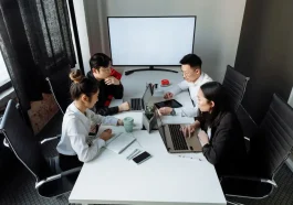 Ilustrasi profesional mengatasi rapat tidak efektif di ruang kantor modern