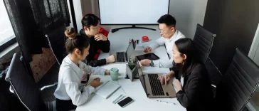 Ilustrasi profesional mengatasi rapat tidak efektif di ruang kantor modern