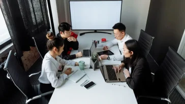Ilustrasi profesional mengatasi rapat tidak efektif di ruang kantor modern