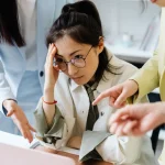 Ilustrasi profesional memberikan evaluasi dan standar feedback kerja di kantor