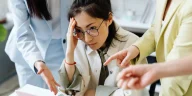 Ilustrasi profesional memberikan evaluasi dan standar feedback kerja di kantor
