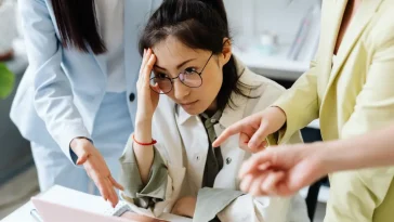 Ilustrasi profesional memberikan evaluasi dan standar feedback kerja di kantor