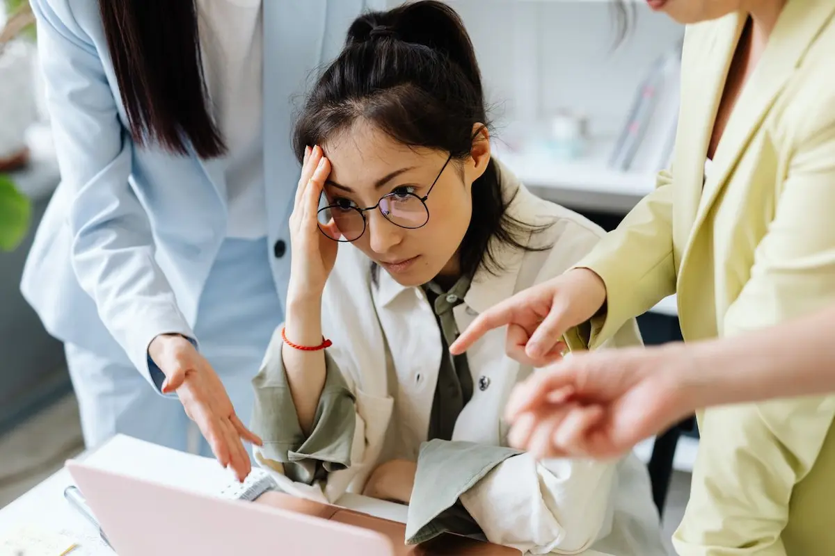 Ilustrasi profesional memberikan evaluasi dan standar feedback kerja di kantor