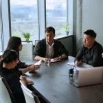 Tim lintas fungsi memandu sesi alignment meeting di ruang rapat kantor
