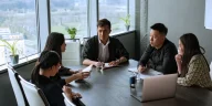 Tim lintas fungsi memandu sesi alignment meeting di ruang rapat kantor