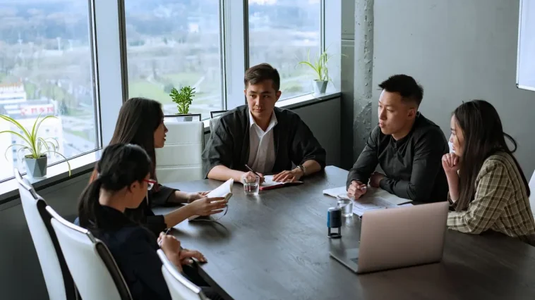 Tim lintas fungsi memandu sesi alignment meeting di ruang rapat kantor