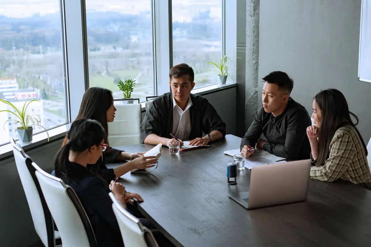 Tim lintas fungsi memandu sesi alignment meeting di ruang rapat kantor
