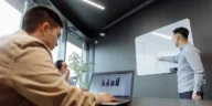 Ilustrasi analisis visual titik kemacetan atau bottleneck operasional pada papan alur proyek tim