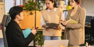 Ilustrasi profesional membaca dinamika kuasa rapat dan aliran pengaruh di ruang meeting kantor