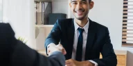 Ilustrasi profesional melakukan diplomasi korporat kantor dan negosiasi strategi di ruang kerja