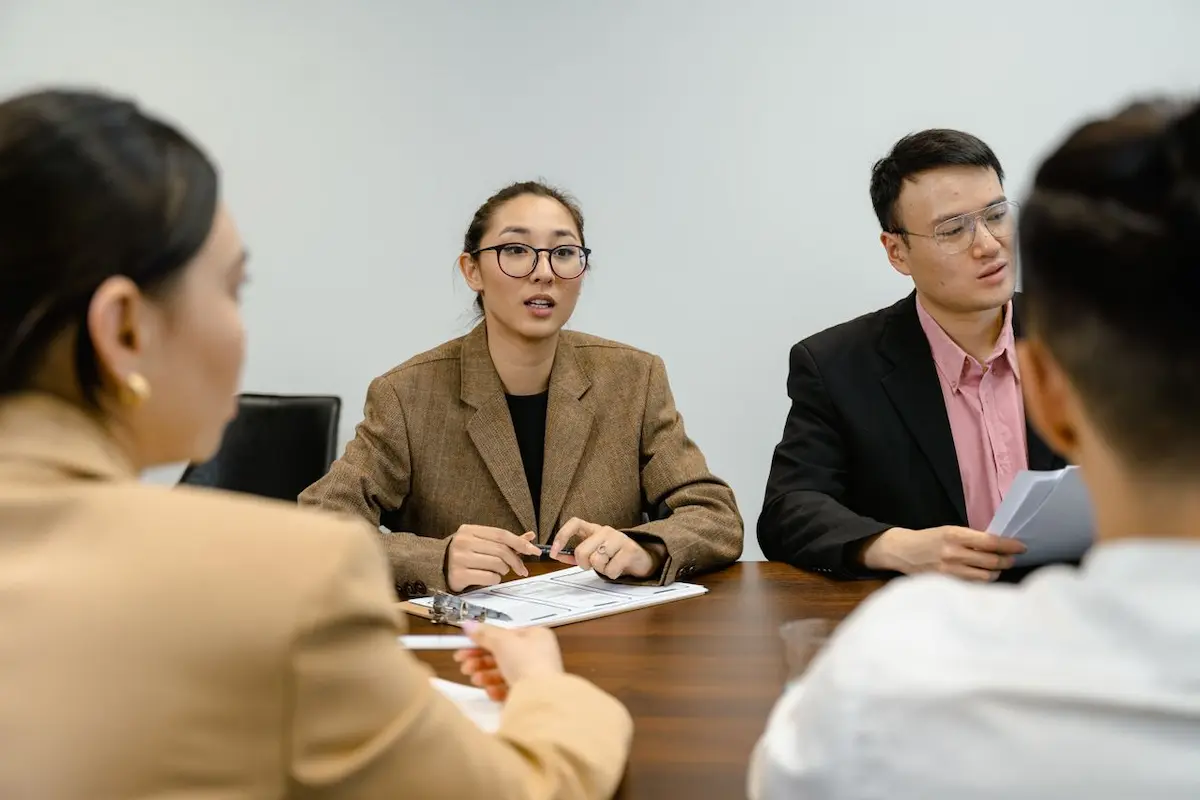 Profesional bersalaman dan merajut kembali relasi baik seusai diskusi proyek yang alot