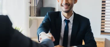 Ilustrasi profesional melakukan diplomasi korporat kantor dan negosiasi strategi di ruang kerja