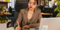 Ilustrasi seorang profesional mengatur jadwal blok waktu demi menjaga fokus kerja di tengah agenda rapat