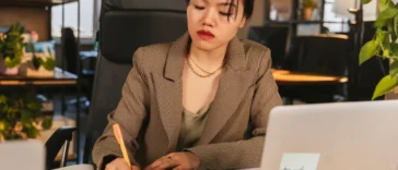 Ilustrasi seorang profesional mengatur jadwal blok waktu demi menjaga fokus kerja di tengah agenda rapat