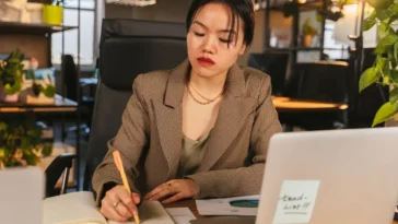 Ilustrasi seorang profesional mengatur jadwal blok waktu demi menjaga fokus kerja di tengah agenda rapat