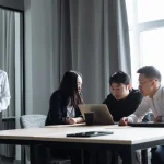 Ilustrasi profesional menjaga jarak netral dari kubu internal perusahaan di ruang kantor