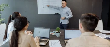 Tim kerja melakukan pemetaan alur manajemen beban kerja di papan kanban proyek