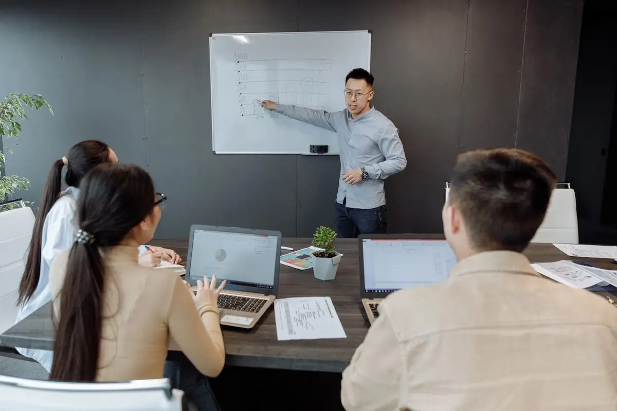 Tim kerja melakukan pemetaan alur manajemen beban kerja di papan kanban proyek