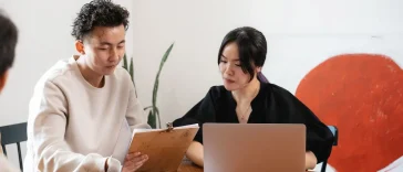 Ilustrasi tim proyek sedang mengelola ekspektasi stakeholder dalam diskusi matriks prioritas fitur