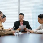 Ilustrasi profesional menyampaikan ide di hadapan senior berpengaruh di ruang meeting kantor