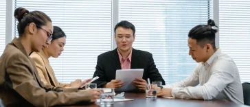 Ilustrasi profesional menyampaikan ide di hadapan senior berpengaruh di ruang meeting kantor