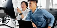 Ilustrasi profesional menerapkan seni menegur rekan kerja dan mengingatkan tenggat waktu proyek di kantor