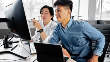 Ilustrasi profesional menerapkan seni menegur rekan kerja dan mengingatkan tenggat waktu proyek di kantor